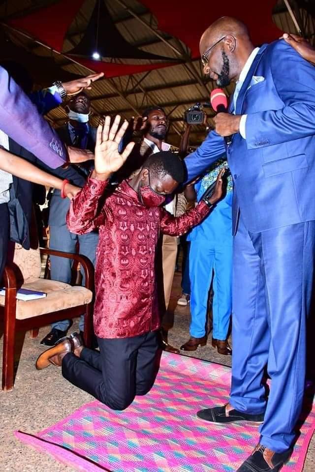 Pastor Micheal Kyazze parying for Robert Kyagulanyi
